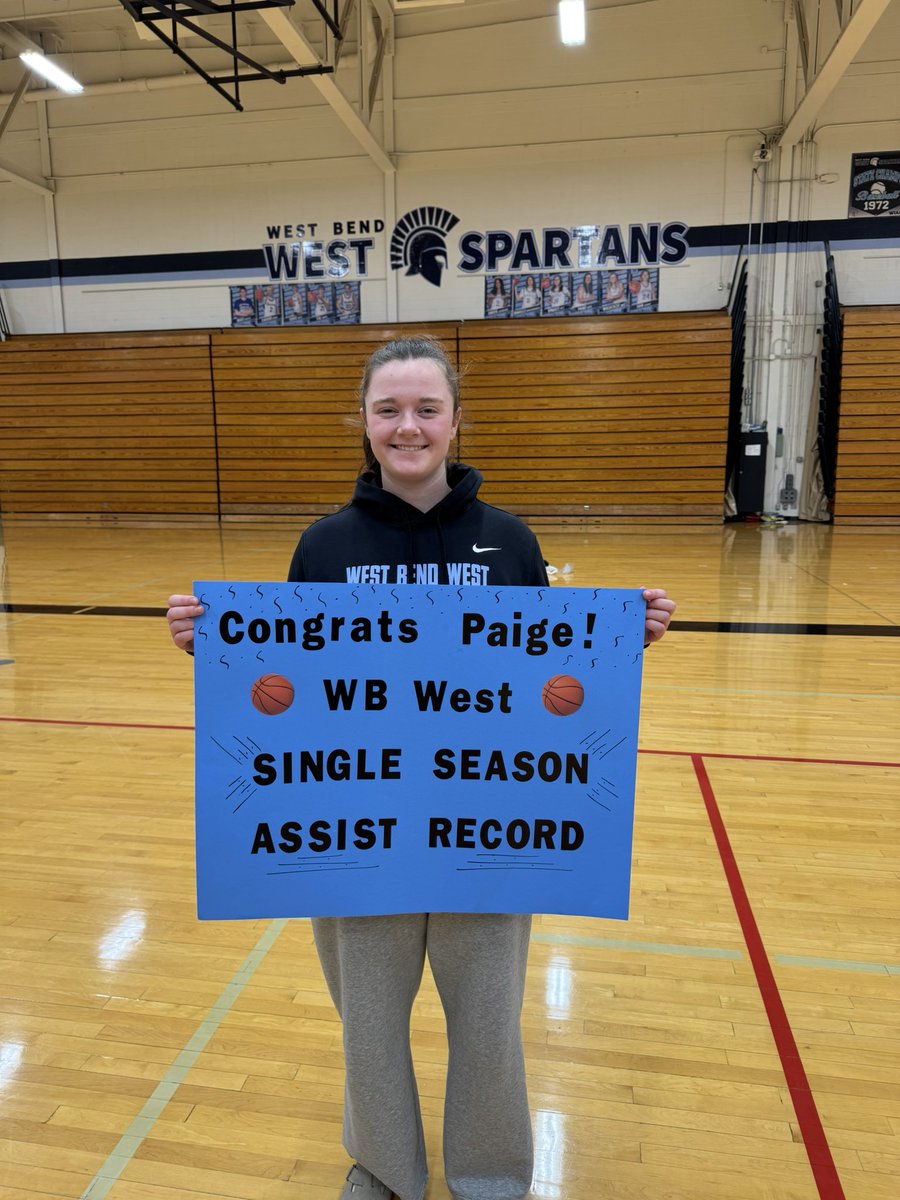 Last night we acknowledged Amaya Lafontant and Paige Guse for some recent accomplishments: Amaya-tying the single game steals record with 11 steals. Paige-single season assist record with over 100 assists, over 500 career rebounds, 3rd highest Spartan scorer with 1170 points. 👏🏼