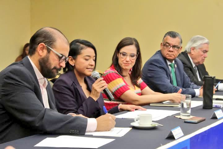 educacion_leon's tweet photo. 🤝Unidos por la educación
Llevamos a cabo la 5ª Sesión Ordinaria del #COMUPAEE, donde contamos con nuestra presidenta municipal, @AleGutierrez_mx.
Sigamos haciendo equipo para fortalecer a la comunidad educativa de #León.
#NosLateLaEducación ❤️ #SomosLeón https://t.co/3Qb2aVkCrn