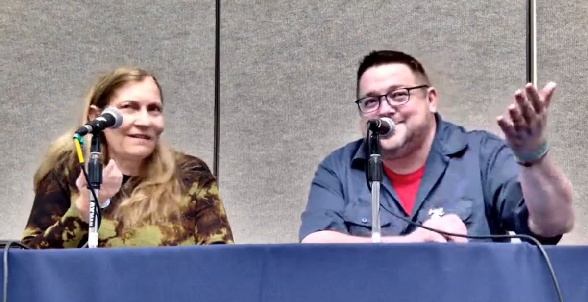 Segundo o BleedingCool, CB Cebulski e Marie Javins, EICs da Marvel e DC respectivamente, anunciaram hoje no ComicsPRO que as editoras irão lançar o seu primeiro crossover em 20 anos!!

Dois one-shots, Marvel/DC, pela a Marvel, e DC/Marvel, pela DC, chegam no fim do ano.