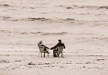 "Te quiero como para 
sanarte y sanarme, 
para así sanar juntos, 
para remplazar las heridas 
por sonrisas y
las lágrimas por miradas 
en donde podremos decir 
más que en las palabras".

     - Mario Benedetti