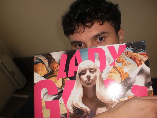 pradakauan's tweet photo. alô @santander_br o que vale é a intenção
nome: kauan prada
cidade: rodeio
little monster a 9 anos

Lembro de assistir Alejandro escondido dos meus pais, com medo, mas fascinado. Hoje, entendo como ela mudou minha vida, me ensinando a ser livre. Tenho a mesma tatuagem que ela 😭 https://t.co/TzBEJq5K5X