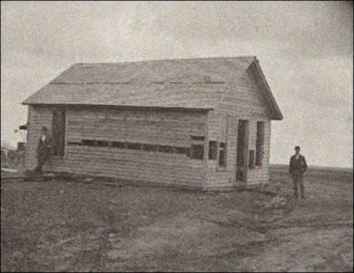 The Bloody Bender: Kisah Keluarga Psikopat yang Gemar Menghabisi Nyawa Para Pengunjung di Penginapan Mereka

Pada abad ke-19, pemerintah Amerika menyadari bahwa wilayah barat mereka memiliki banyak tanah yang masih belum berpenghuni. Untuk mengisi kekosongan tersebut, pemerintah