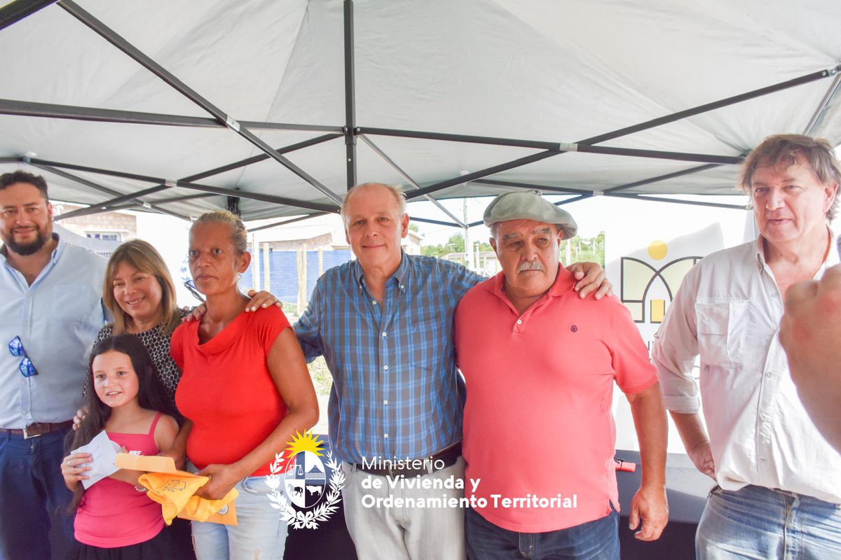 Mvot_Uruguay's tweet photo. El subsec @tabarehl asistió a la entrega de viviendas para el realojo de 12 familias de asentamientos de Pando Norte, obras impulsadas por el Mvot el marco del #PlanAvanzar y en colaboración con la @IdCanelones https://t.co/6eOuj82qxM