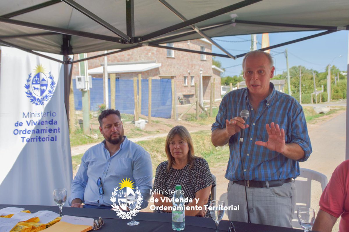 Mvot_Uruguay's tweet photo. El subsec @tabarehl asistió a la entrega de viviendas para el realojo de 12 familias de asentamientos de Pando Norte, obras impulsadas por el Mvot el marco del #PlanAvanzar y en colaboración con la @IdCanelones https://t.co/6eOuj82qxM