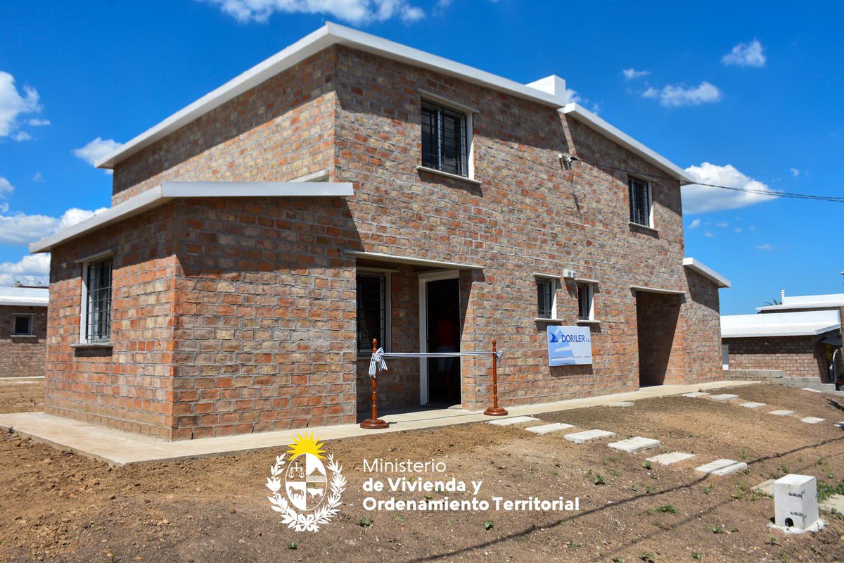 Mvot_Uruguay's tweet photo. El subsec @tabarehl asistió a la entrega de viviendas para el realojo de 12 familias de asentamientos de Pando Norte, obras impulsadas por el Mvot el marco del #PlanAvanzar y en colaboración con la @IdCanelones https://t.co/6eOuj82qxM
