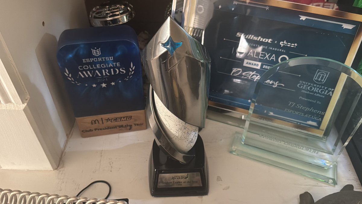 djtj (@djtjrl) on Twitter photo Finally got to come home and see it in person for the first time ๐คฉ
Thanks <a href="/ScholasticEA/">Scholastic Esports Awards</a>! Finally got to come home and see it in person for the first time ๐คฉ
Thanks <a href="/ScholasticEA/">Scholastic Esports Awards</a>!