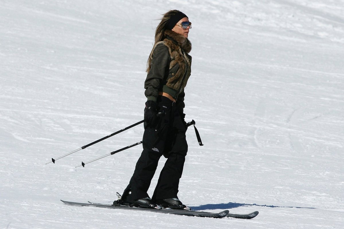 anndemeuleprada's tweet photo. victoria beckham skiing https://t.co/9TGZSHpcnS