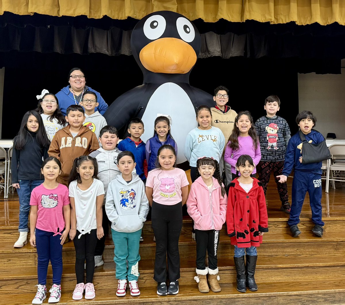 StephensES_AISD's tweet photo. Jiji made a visit to the team 2 winter puzzle challenge winner. We won this visit for having the highest average puzzles in team 2. #Math4ward @Arcos1968 @drgoffney @maty_orozco @Mrssmart615 @MINDEduOrg @STARS_902 @SibrianLeticia https://t.co/VNyhLoErto