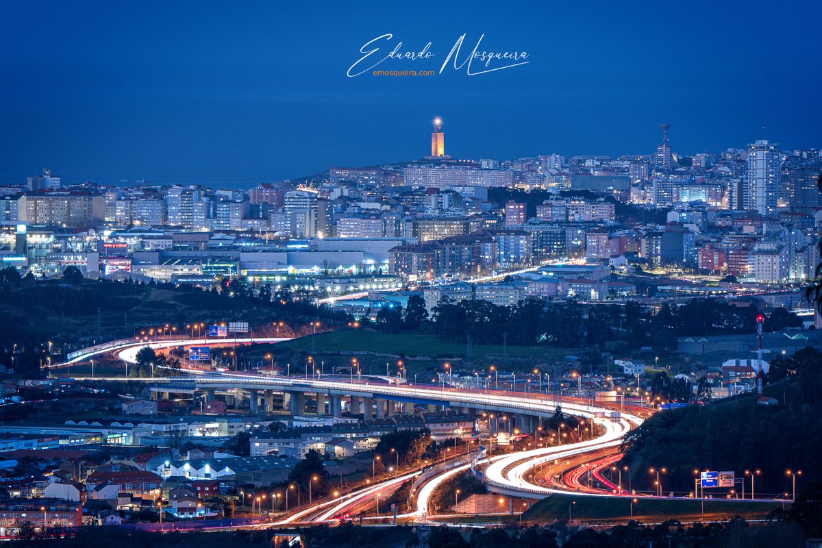 emosqueira's tweet image. Título: El faro milenario guiando a la ciudad moderna
Tema: Estelas de tráfico. Son el efecto de luces alargadas creadas por vehículos en movimiento mediante una exposición larga, capturando su rastro luminoso y dando sensación de dinamismo
#52weeks #week8 #cartrails #photography