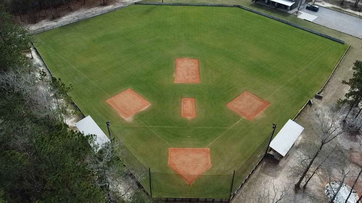 Diamondtrain18's tweet image. It's been a tough fall with a nasty case of pythium, then a rough winter with record snowfall, then 80's, then back to below freezing. Pythium, since cured and field coming back to life, just hope freezing temps are gone for the year.