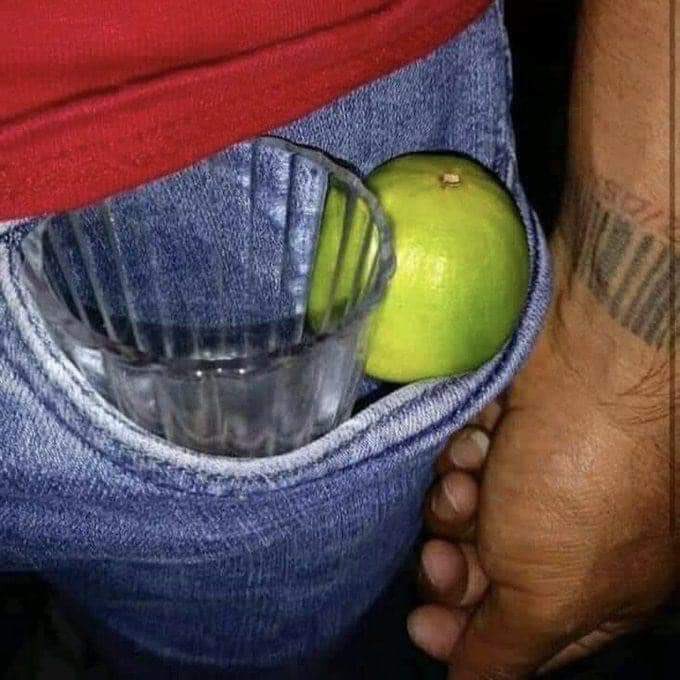 tchorasse's tweet image. indo ali só com o essencial