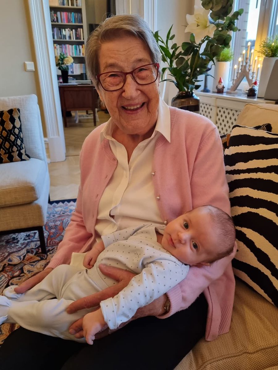 Today we celebrated my amazing grandmother 100 years old!!! 🥰🍾🥳