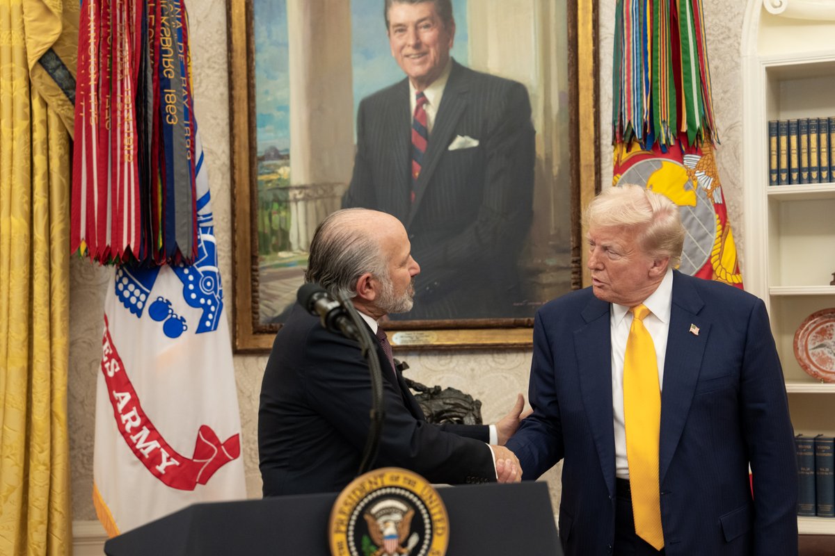 blockpayllc's tweet image. 🇺🇸 BREAKING: @HowardLutnick has officially been sworn in as Commerce Secretary by @VP in the Oval Office! 🏛️💥

A new chapter of American commerce begins! 💪📈

#CommerceSecretary #HowardLutnick #Trump2024 #AmericaFirst #MAGA