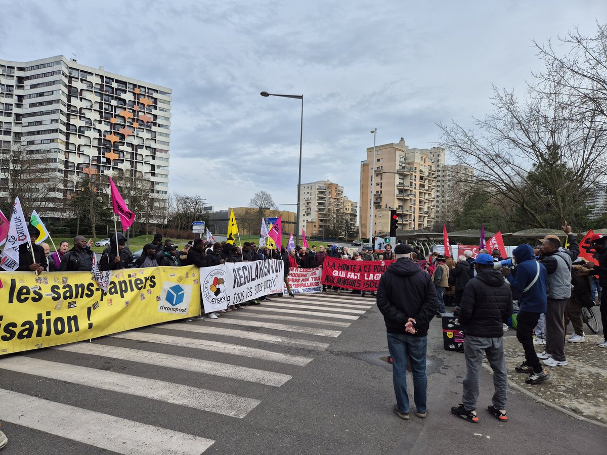 CybeleSud's tweet photo. 👉🏽 Beaucoup de monde ce #21fevrier à Créteil pour dénoncer les OQTF qui visent 10 travailleurs des Chronos d'Alfortville. Avec l'intercollectif des Sans Papiers et les mineur-es isolé-es en lutte.
🔥 La colère est grande, la détermination intacte :
📢 Papiers pour tou-tes ! https://t.co/laRj1fZq94