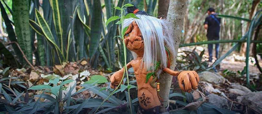 Dicen los locales que los aluxes, pequeños seres místicos, protegen la selva y las ruinas de Tulum. 🏺🌱 Si les faltas al respeto, te juegan travesuras; si los honras, te cuidan en el camino. ¿Te atreverías a dejarles una ofrenda? 🔮✨ <a href="/robpalazuelos/">Roberto Palazuelos</a>
