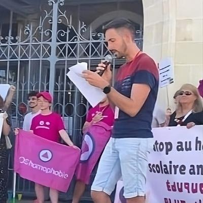 delestoile's tweet photo. 🏳️🌈 Za lewicowym gejem pedofilem kryła się cala siatka. Pięciu podejrzanych zostało aresztowanych przez policję z wydziału ds. nieletnich w lutym w ramach szeroko zakrojonego śledztwa w sprawie gwałtów i wykorzystywania bardzo małych dzieci przez grupę pedofilów. Organizatorem jest 32-letni Pierre-Alain Cottineau, asystent rodzinny i opiekun dziecięcy, działacz LGBT, organizator marszu dumy i kandydat lewicy w wyborach.
Pedokryminaliści przemierzający setki kilometrów, by wykorzystywać i gwałcić małe dzieci, w tym niemowlęta, ofiary wybieranie w ramach działalności zawodowej jednego z podejrzanych, stosowanie środków chemicznych do odurzania, orgie seksualne filmowane i transmitowane w Darknecie... Jeden z podejrzanych jest znany z bardzo poważnych przestępstw w Belgii: został skazany za morderstwo i gwałt na nieletnich. Te odrażające scenariusze mogłyby być być pożywką dla spiskowych fantazji. A jednak są one rzeczywistością. Funkcjonariusze policji i sędziowie są w szoku.
https://t.co/rXfNrn34Xq