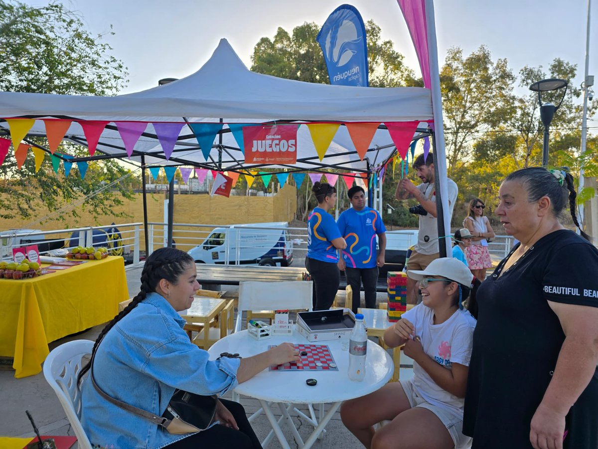 GiovanettL's tweet photo. #TardeDeJuegoResponsable El equipo de #Consumos Problemáticos se encuentra en la #PlazaDeLasBanderas junto al IJAN realizando actividades de concienciación sobre el juego patológico.
@DDHH_RI_CI @munineuquen https://t.co/EU1X3TVcOB