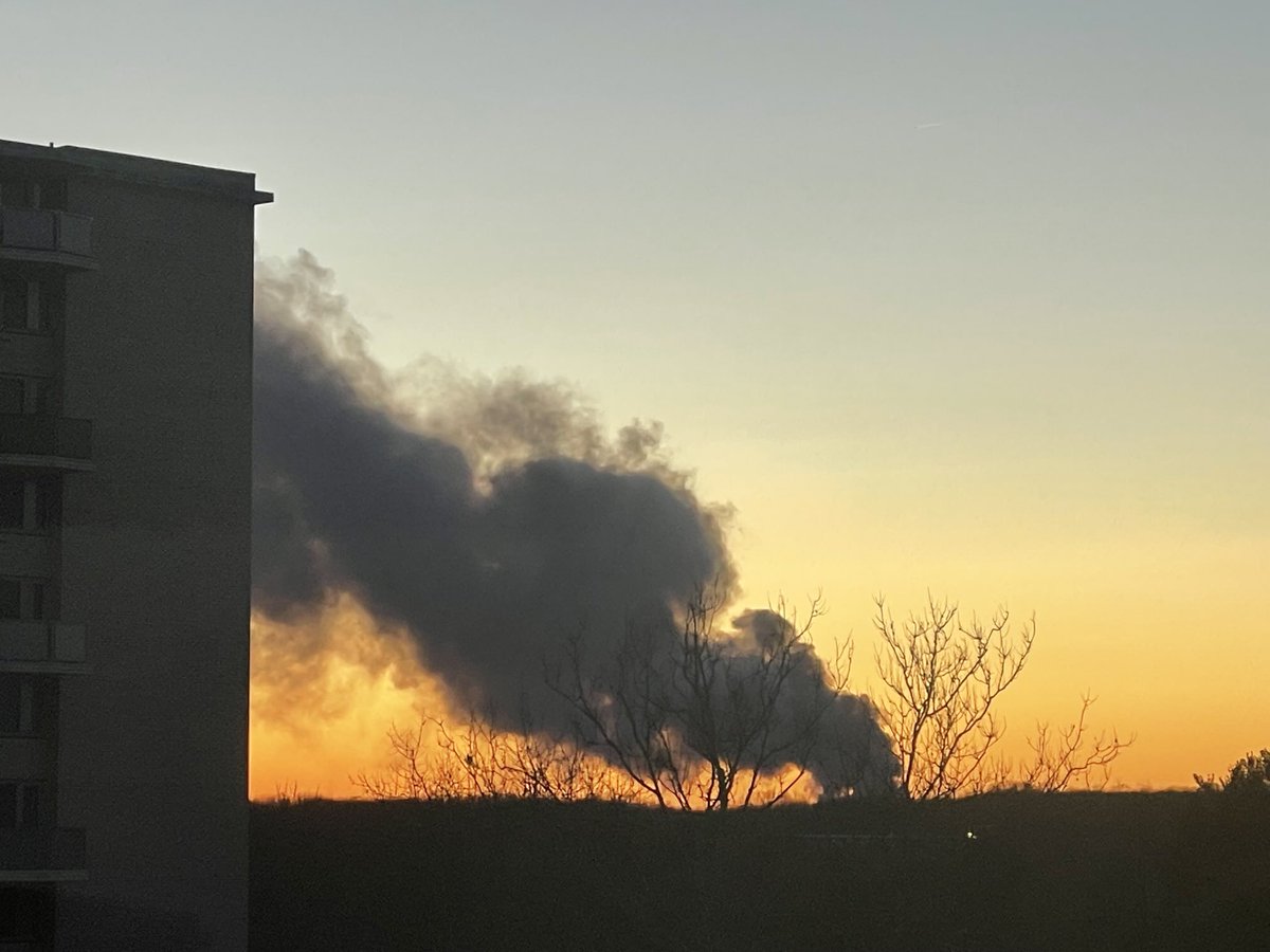 NeilRattigan's tweet photo. Smoke from a junkyard fire in Camden, NJ. You can see the smoke from my apartment in Cherry Hill. https://t.co/7KtOsL1HFT