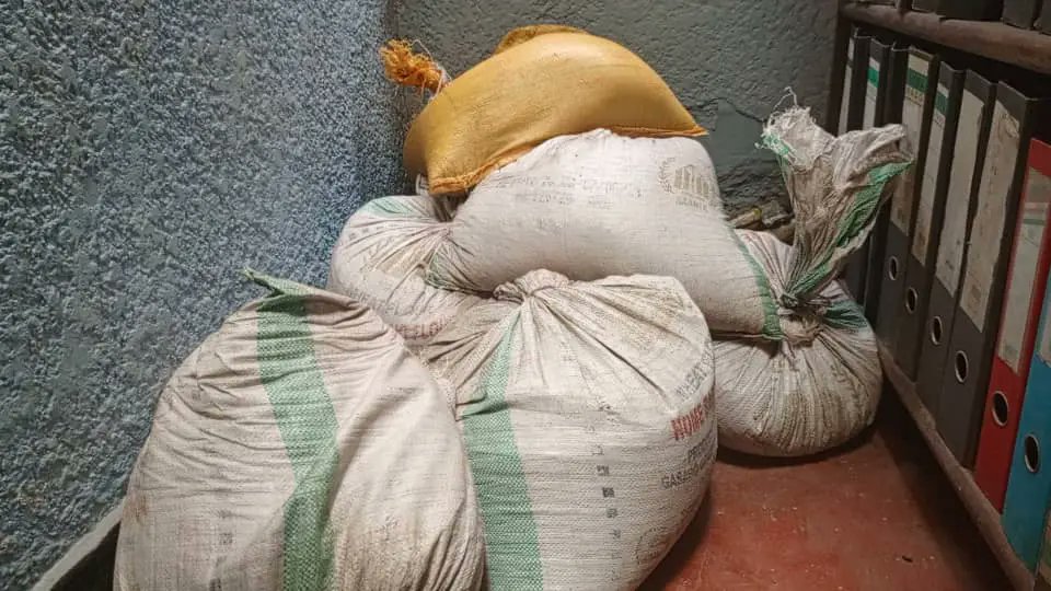 LitsaniChoukran's tweet photo. 1. Ici, dans la maison du gouverneur à Goma, les corps des FDLR sont soigneusement étalés comme des échantillons de musée. Prochaine étape ? Kigali pour identification ADN, puis direction Paris, où ils seront jugés… Mais attention, pas par un tribunal ! Non, non, bien trop classique. Ils seront présentés sur les marchés internationaux, aux côtés des minerais stratégiques. Après tout, tout se vend, même l’histoire ! 😏