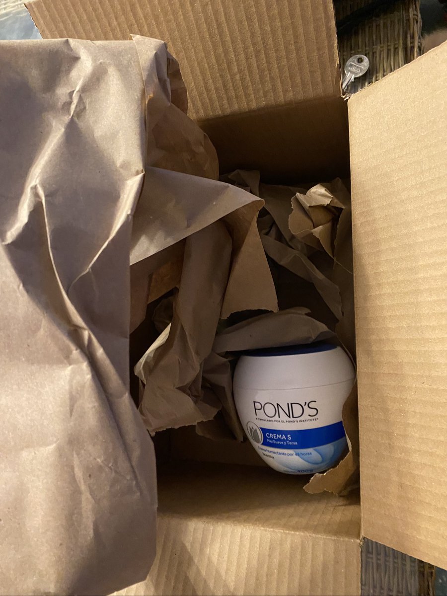RicardoMX8's tweet photo. @amazonmex Les compré una tablet y me mandan una crema corporal. Deberían despedir a quien hace este tipo de acciones, acaso no hay control en sus almacenes? Esto es un fraude, donde queda su reputación como empresa? @Profeco https://t.co/vlwYLlodaH