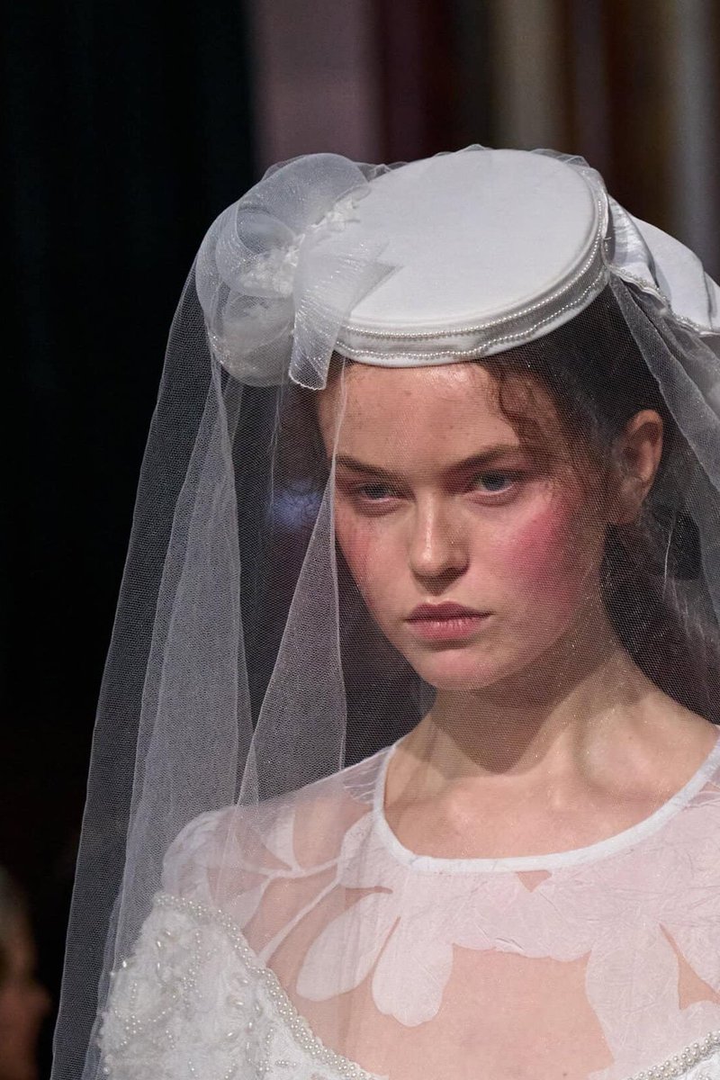 Closeups at Bora Aksu Fall Winter 2025-2026 fashion show in London (February 21, 2025) kendam.com/news/fashion-s… 

#BoraAksu #FW25 #AW25 #Runway #FashionWeek #London #Kendam