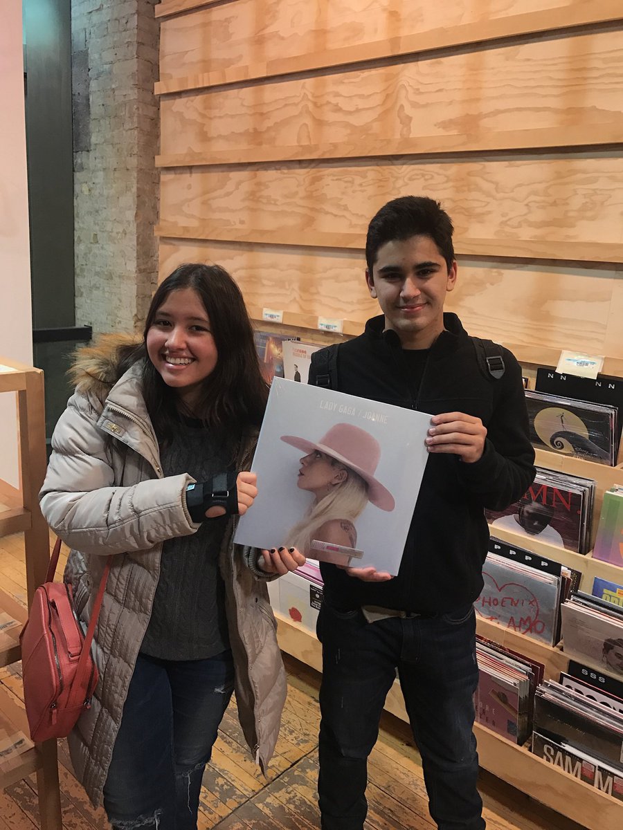 bedobesz's tweet photo. oi @santander_br 
Sou fã da gaga tem muitos anos !! acabei de comprar minha passagem pro RJ e um VIP pro show seria tudo pra ver a gaga de pertinho !! 🙏��🙏🏼 meu sonhooo!!! 

Não conseguir ir na Born This Way Ball tour em SP !!! 😭😭😭 https://t.co/UglHv0GDy4