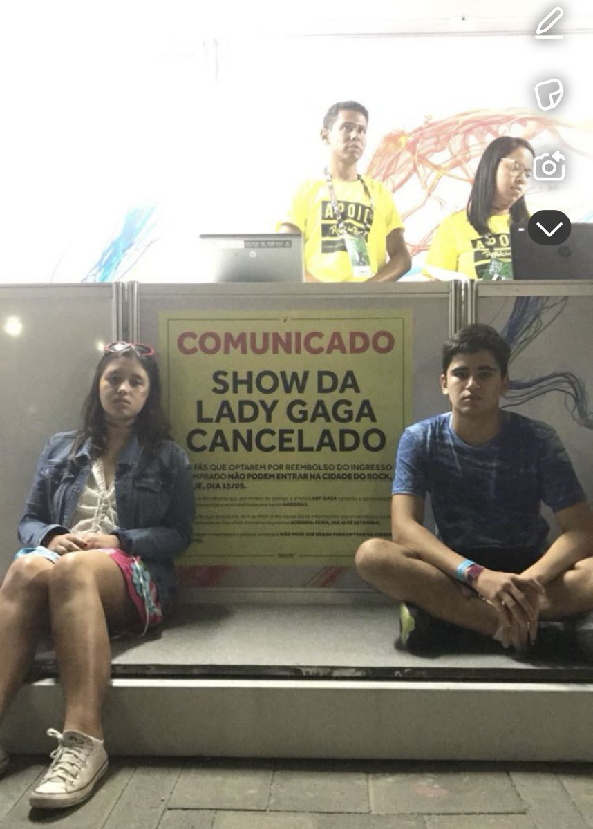 bedobesz's tweet photo. oi @santander_br 
Sou fã da gaga tem muitos anos !! acabei de comprar minha passagem pro RJ e um VIP pro show seria tudo pra ver a gaga de pertinho !! 🙏��🙏🏼 meu sonhooo!!! 

Não conseguir ir na Born This Way Ball tour em SP !!! 😭😭😭 https://t.co/UglHv0GDy4