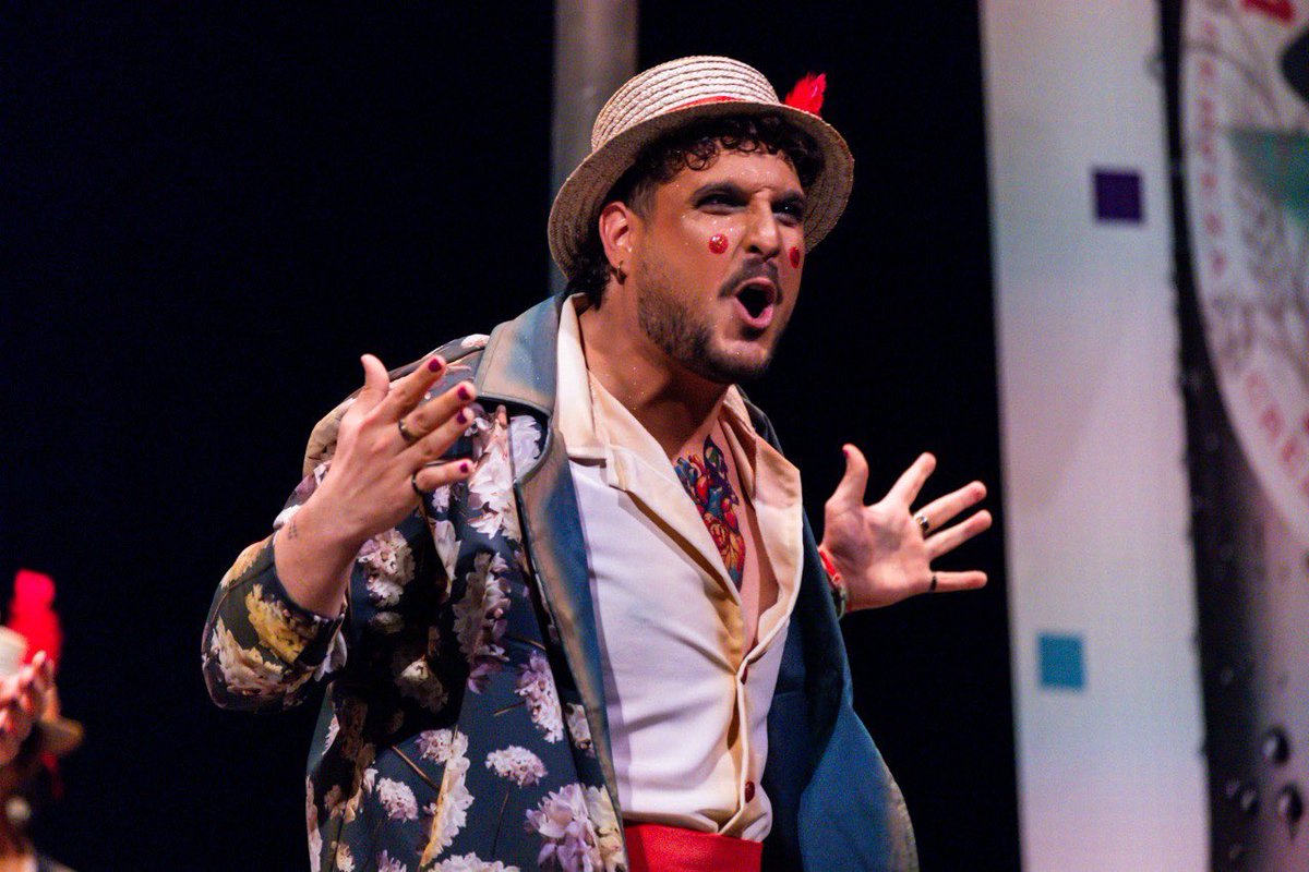 CarnavalMLG's tweet photo. 🎭 La comparsa ‘Los enamoraos’ @ComparsaNinos culmina su repertorio con el popurrí:

“Me declaro en armonía
con tú eterna primavera
Me declaro en rebeldía
contra los que te condenan”

📲 En directo: https://t.co/MzLI2CW987

#CoacMLG #CarnavalMLG https://t.co/16p60UCuxm
