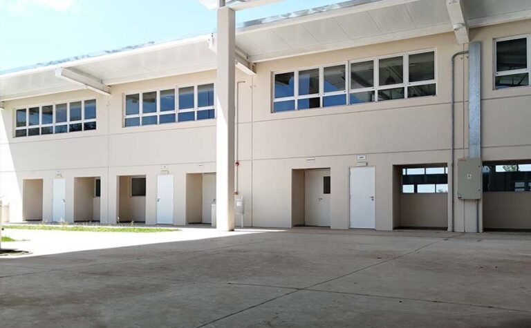 gobdecordoba's tweet photo. ➡️ Abriremos las puertas de siete nuevos edificios escolares en 2025. Se trata de cinco escuelas secundarias de #FormaciónProfesional en #ColoniaTirolesa, #Anisacate, #RíoCeballos, #VillaDeLasRosas y #ElBrete, y dos escuelas #ProA en #LaCarlota y #Unquillo.
Estos espacios combinarán la secundaria con formación para el mundo laboral 🛠️📚. Tendrán laboratorios, robótica 🤖, SUM y más. Además, sumamos nexos cloacales y accesos pavimentados 🚧 para garantizar mejores condiciones.
Más info 🔗 https://t.co/hbAPKuuYr6
#SeguimosHaciendo #Educación #Córdoba #Infraestructura