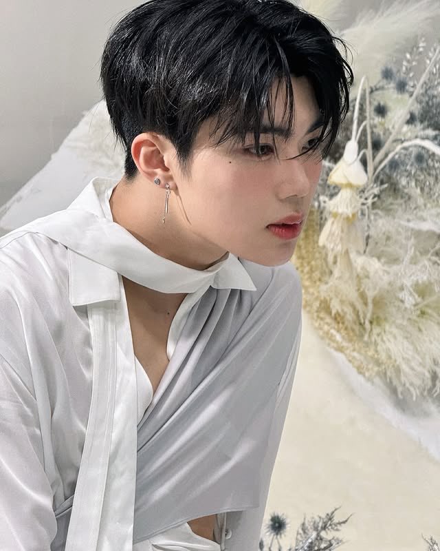 GUNWOOKBRASIL's tweet photo. [📸] #GUNWOOK em atualização no Instagram do ZEROBASEONE: 

Desculpe, Nêmesis 🙏

[1/3]

#PARKGUNWOOK #박건욱
#ZEROBASEONE #ZB1 #제로베이스원 https://t.co/qwOPXgPwGW