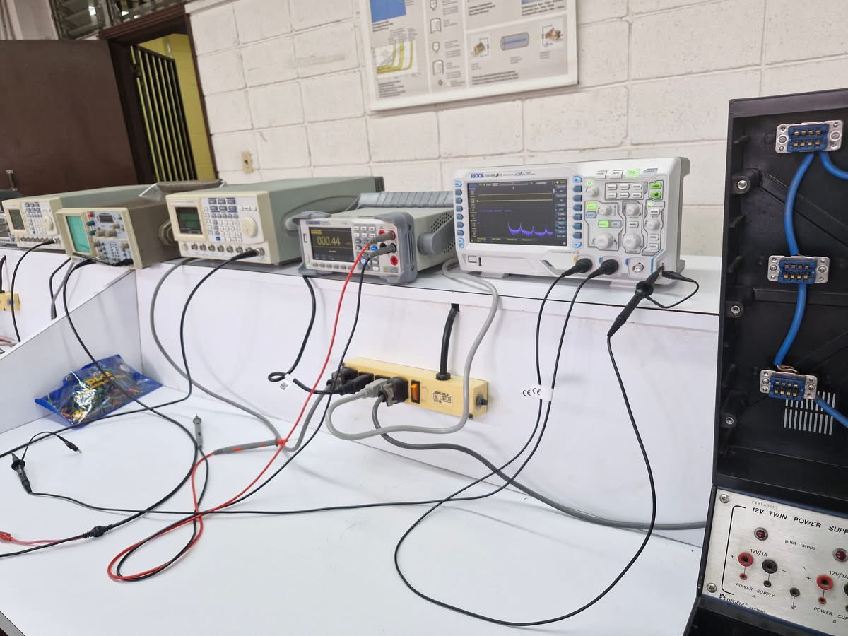 UNAH_Rectoria's tweet photo. 🔬🔧 Equipo valorado en 300,000 lempiras hemos otorgado a la Facultad de Ingeniería - UNAH para fortalecer la formación de los estudiantes de la Carrera de Ingeniería Eléctrica Industrial.
El equipo que se instaló en el Laboratorio de Ingeniería Eléctrica consta de:
🔸️Multímetro de Banco Digital 
🔸️Osciloscopios digitales 
🔸️FPGA 
🔸️Computadoras para estaciones de trabajo 
🔸️Cables coaxiales

Espero que este equipo sea de utilidad a nuestros futuros ingenieros. 

#UNAHNuevaHistoria