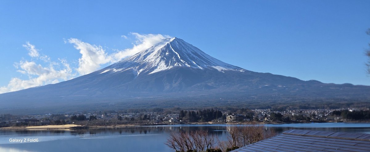 Өглөөний мэнд. 
Фүжи уулын хажууд Кавагүчико нуурын хөвөөнд хонолоо
