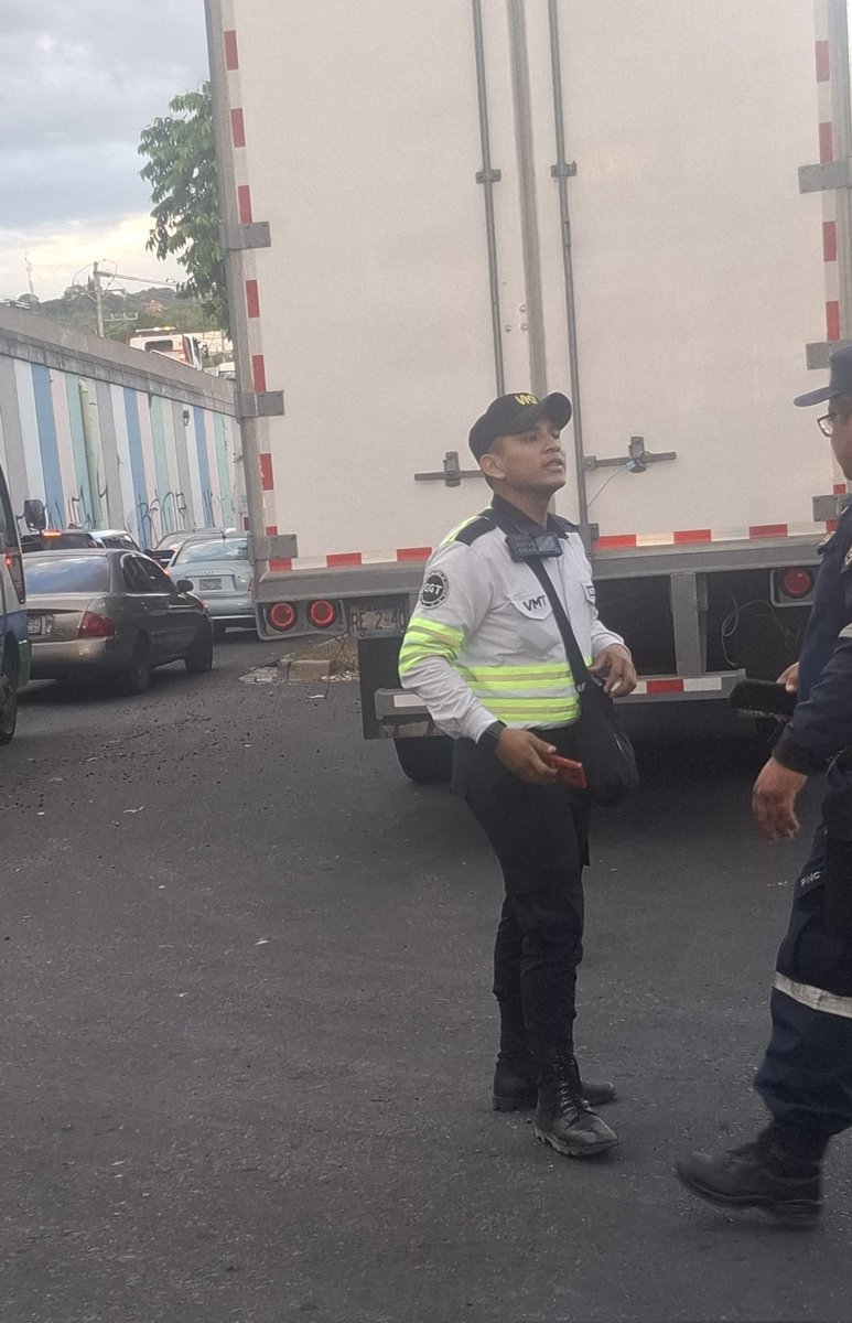 Gestor del <a href="/VMTElSalvador/">VMT</a> se opone a Agentes de la <a href="/PNCSV/">PNC El Salvador</a> en un procedimiento de tránsito evitando que realicen su trabajo, diciendo que él es autoridad y que no van a mover el trailer qué está obstaculizando el tráfico en la zona del bulevar del ejército y la 50 AV Nte.