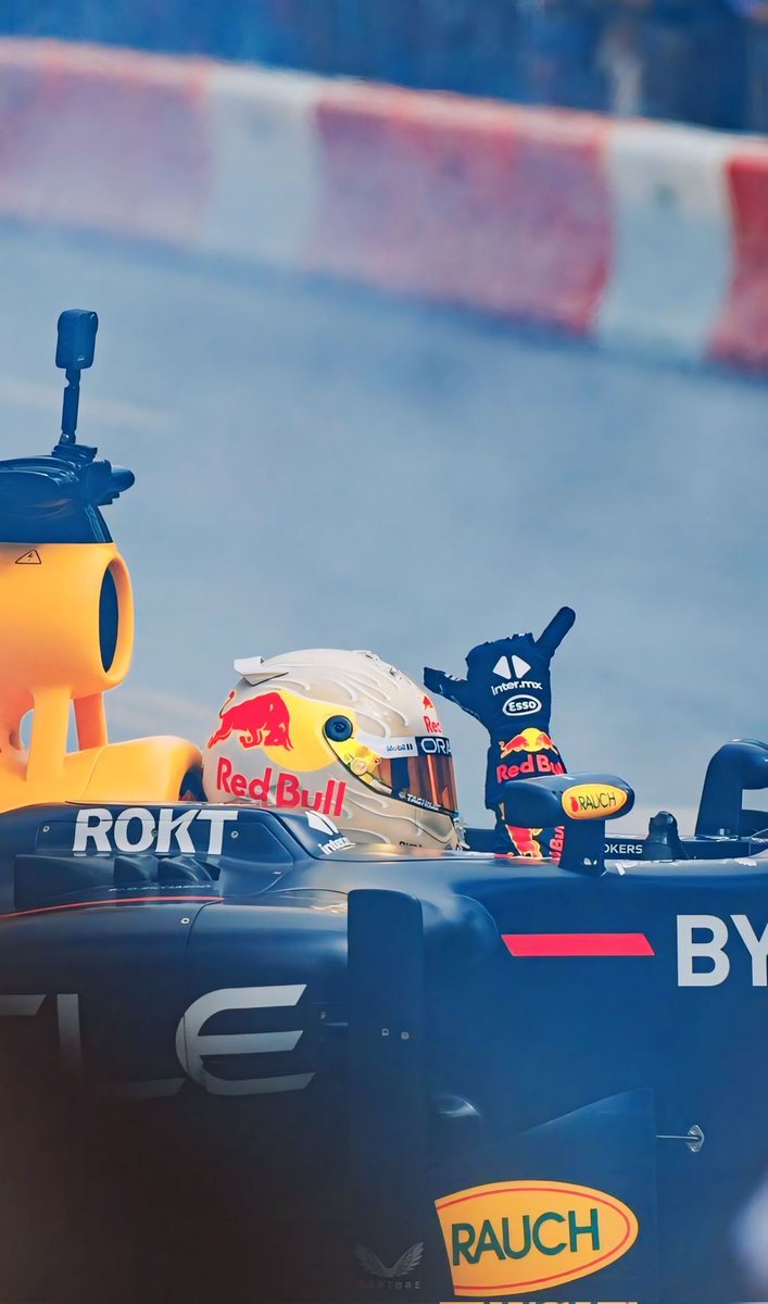 driversf1_'s tweet photo. My favorite wallpaper 🥺
#F1
#danielricciardo
#RedBull https://t.co/5ECCvohKwl