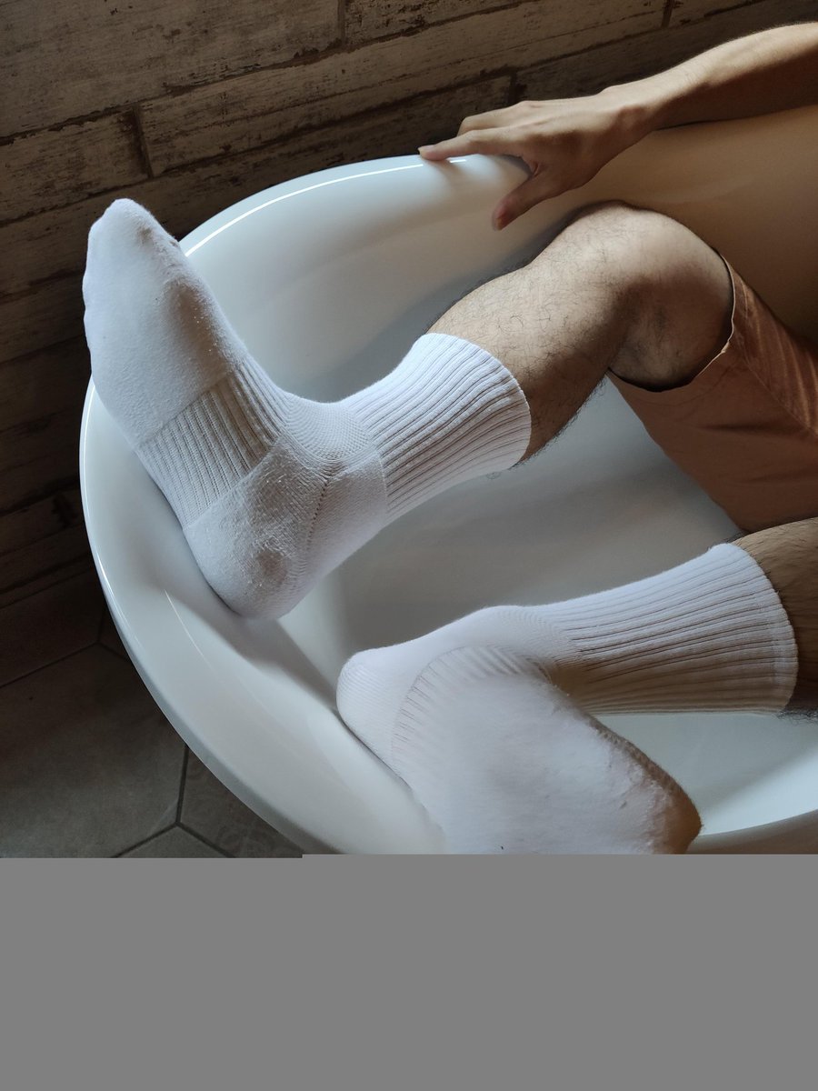 這是在浴缸穿著白襪的學長😳