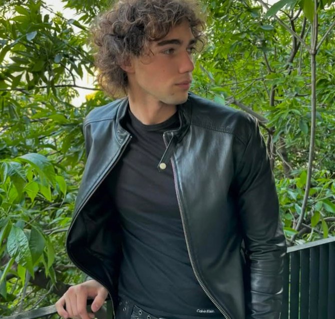 AU MARREY - promo 25

Finalmente llegó sexto,UPD,presentacion de buzos, fiestas,amores,peleas.¿Hasta dónde están dispuestos a llegar por vivir el momento? El romance nace en medio del caos,la lealtad se ponen a prueba y los sueños chocan con la presión de despedidas inminentes.