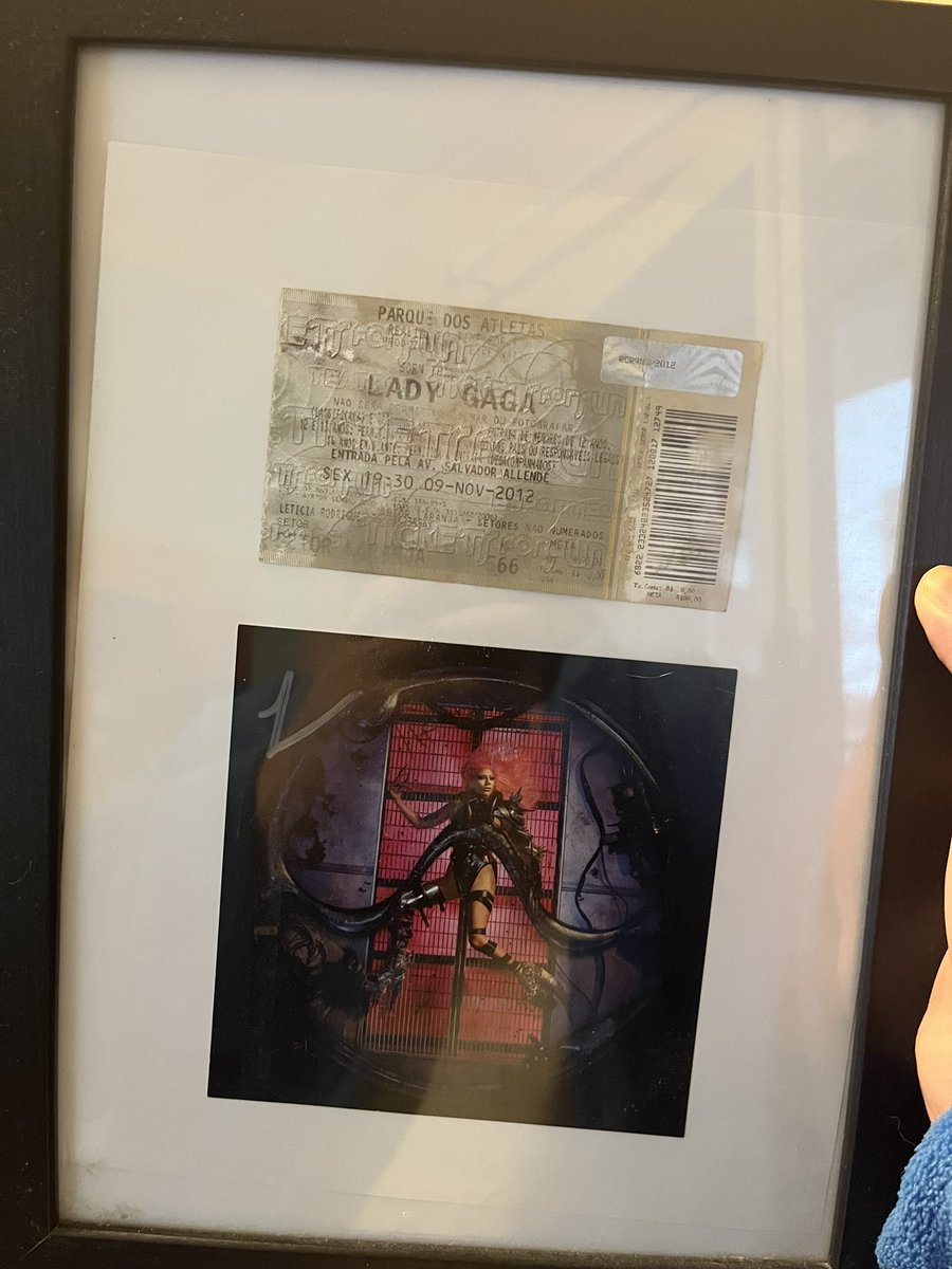 ldasmachine's tweet photo. Olá  @santander_br me chamo Letícia sou fã desde 2008 amo demais essa mulher fui no show de 2012 porque meu irmão me deu de presente mas fiquei bem longe dela em 2017 fui no rock in rio mas infelizmente ela estava doente e preciso realizar o sonho de ver ela de pertinho 😭❤️ https://t.co/T4hqZUiVfN