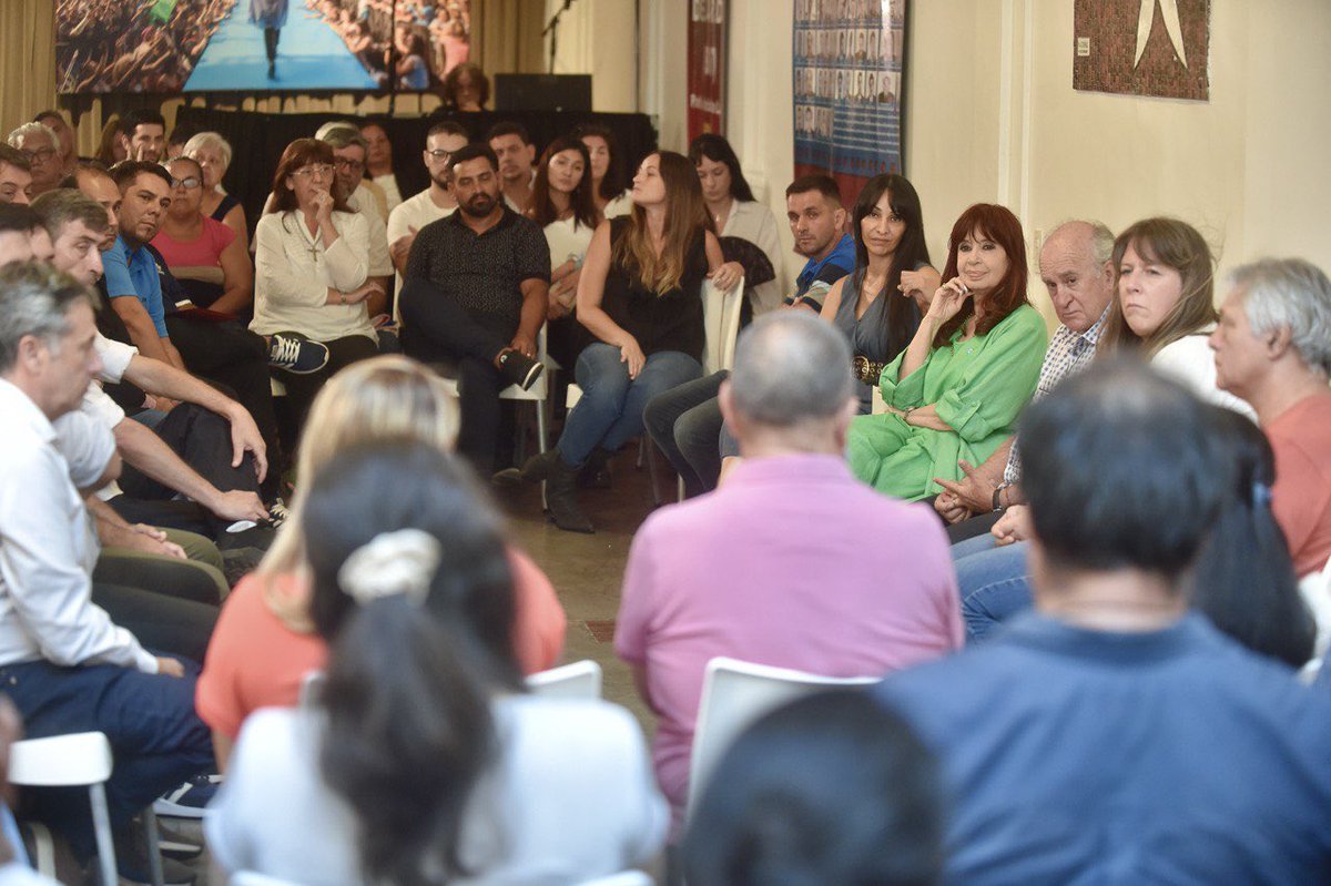 CFKArgentina's tweet photo. Nos reunimos en el Patria con más 70 compañeros y compañeras que, con mucho esfuerzo, vinieron desde todos los rincones de Misiones.
 
Conversamos sobre los desafíos que tiene por delante el peronismo para volver a representar y organizar a la sociedad. Charlamos también de la situación política de la provincia y en especial de la crisis que atraviesa el sector yerbatero. La sentida palabra de la hija de un tarafero puso blanco sobre negro en el drama del sector: ingresos de miseria mientras la yerba es cada vez más cara para los consumidores argentinos. Misiones, lamentablemente, no es ajena a la aguda crisis de nuestras economías regionales.