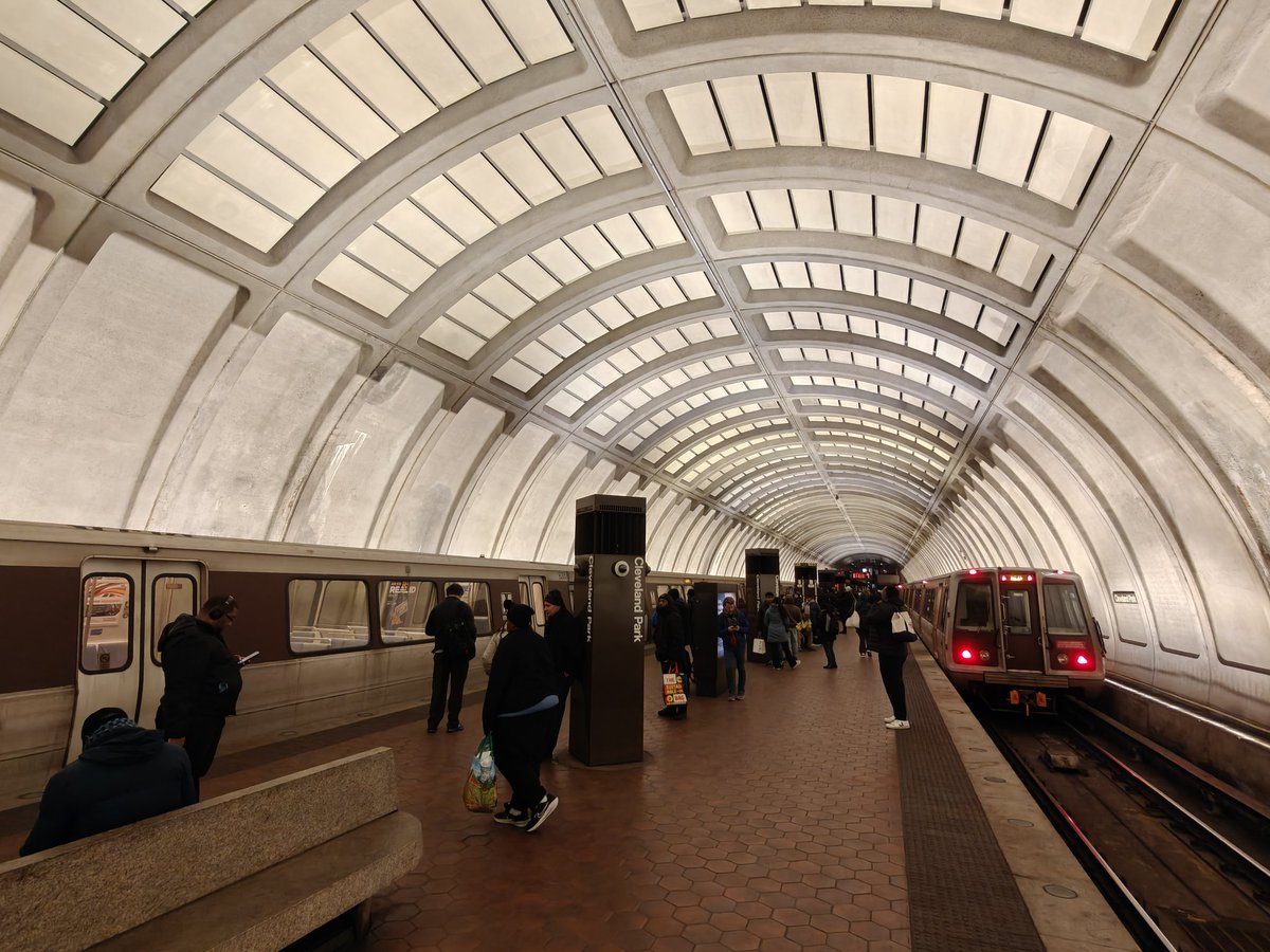 danr's tweet photo. And at the same time there's a broken southbound red line train at Cleveland Park which is blocking the single tracking. No movement in any direction for approx 15 min #wmata https://t.co/OfPjRVNdLZ