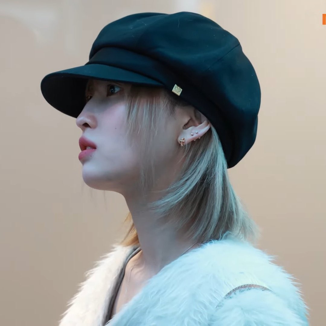 サナちゃんモモちゃん、ピアス付けてる物も付け方も、全部お揃いな事を