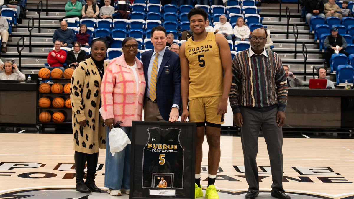 MastodonMBB's tweet photo. Thank you to our seniors!
Rasheed Bello
Quinton Morton-Robertson
Johnathan DeJurnett
and student-manager Eli Jones

Thank you for your commitment in the classroom and on the court. 

#FeelTheRumble #HLMBB https://t.co/BcuXXNTh9h