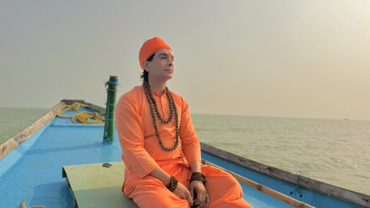 केवल बाह्य त्याग पर्याप्त नहीं; आंतरिक अद्वैत भाव में प्रतिष्ठित होना ही परम लक्ष्य है। कर्मों में द्वैत न हो, भावों में द्वैत न हो, किंतु गुरु के प्रति पूर्ण श्रद्धा और भक्ति से द्वैत अवश्य रखा जाए, क्योंकि वही प्रकाश-स्वरूप है, वही सत्य का उद्घाटन करता है।
जिसने इस रहस्य को जान