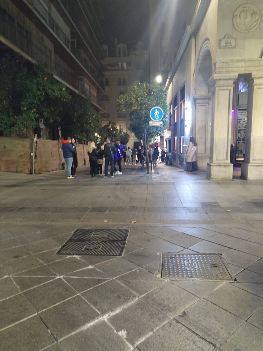 LaNocheenBlanc1's tweet photo. Todos a la calle a beber a gritar, que control tan bueno que bien lo permite está corporación municipal, después decimos,  pero eso es un botellón encubierto y los locales de ocio sin cumplir con la normativa. Gracias @marifrangr por lo bien que cuidas de tus vecinos..a dormir. https://t.co/jU4CvKfYys