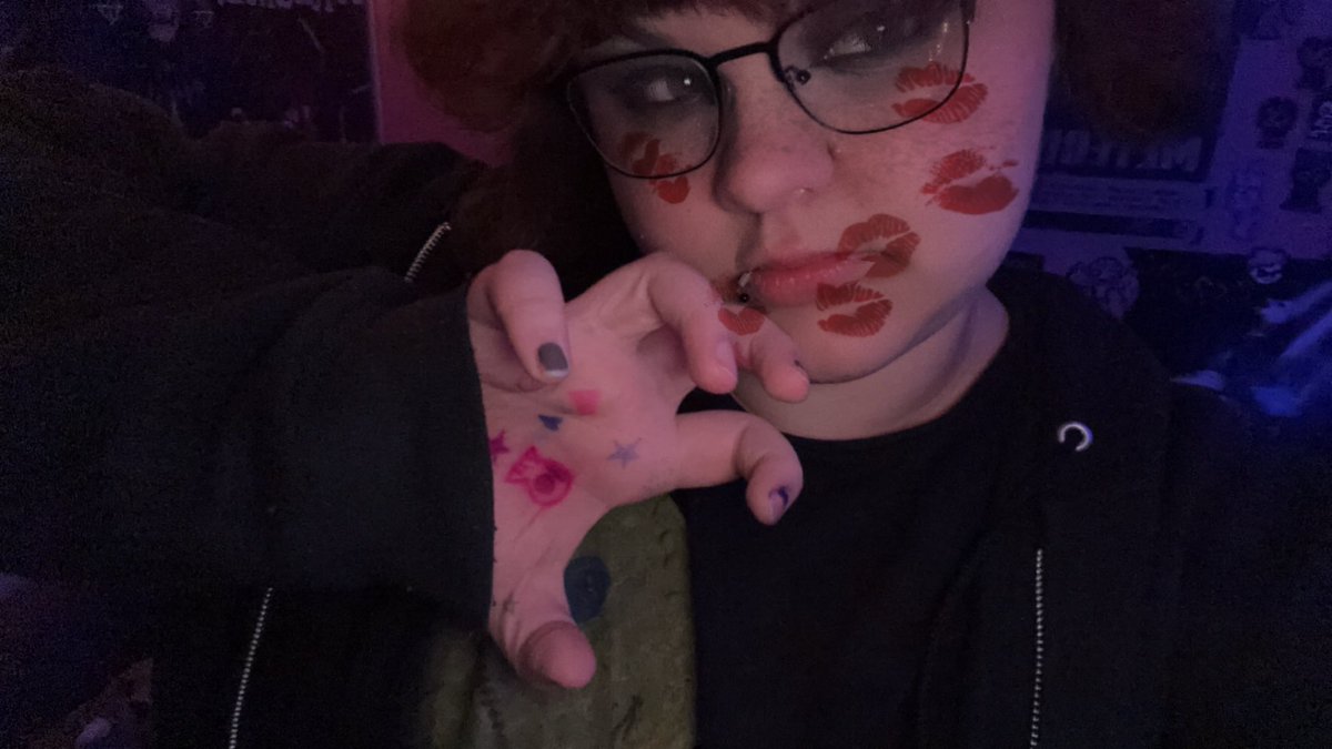 fairlylogan's tweet photo. happy #pilotstwtselfieday xoxo https://t.co/47VJDw67pe