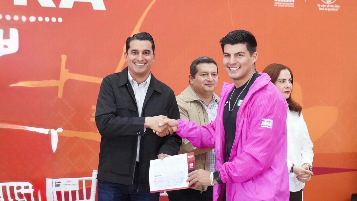 FroylanGamezG's tweet photo. Con mucho gusto entregamos becas a jóvenes sonorenses que destacan en el deporte y educación. Este es solo el primer paso: con su esfuerzo y disciplina, seguirán alcanzando grandes logros.

Estos estímulos reafirman el compromiso del gobernador, @AlfonsoDurazo, de acompañarles para que sigan poniendo en alto el nombre de #Sonora y #México. Ustedes son un ejemplo para la niñez sonorense. 

¡El futuro de nuestro estado está en la juventud, estamos aquí para apoyarles! 👏🏻