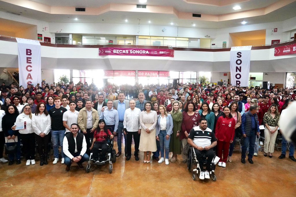 FroylanGamezG's tweet photo. Con mucho gusto entregamos becas a jóvenes sonorenses que destacan en el deporte y educación. Este es solo el primer paso: con su esfuerzo y disciplina, seguirán alcanzando grandes logros.

Estos estímulos reafirman el compromiso del gobernador, @AlfonsoDurazo, de acompañarles para que sigan poniendo en alto el nombre de #Sonora y #México. Ustedes son un ejemplo para la niñez sonorense. 

¡El futuro de nuestro estado está en la juventud, estamos aquí para apoyarles! 👏🏻