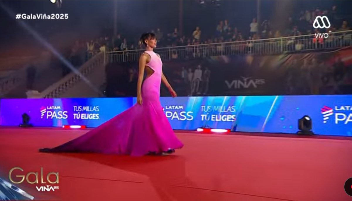 Opinandoloqveo's tweet image. Cony Capelli se ve bella, elegante y distinguida. Qué bueno q no se puso un color común #GalaXMega #GalaViña2025