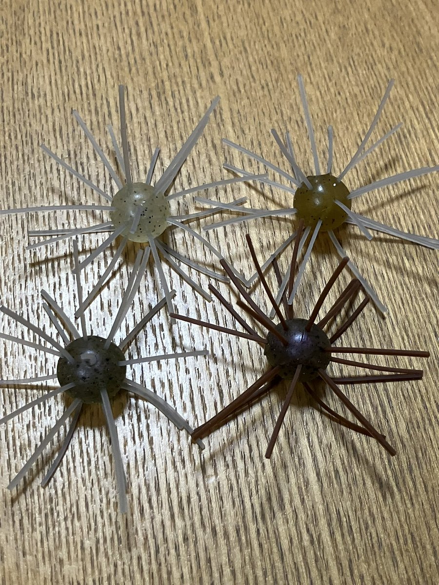 kouhou_chii's tweet photo. 言っちゃって良いのか分かりませんがこんなシリコンラバーがグレイズから出る?
既にJB・NBC登録してあるGボールに刺してみた🤭
こんな使い方も良いですが、このシリコンラバー通常のラバーより太く、ハリもあるので色んなルアーに刺したい🤭
楽しみ🙌
#フィールドデバイス #グレイズ #GRAYZ https://t.co/j2CmFkpm2n