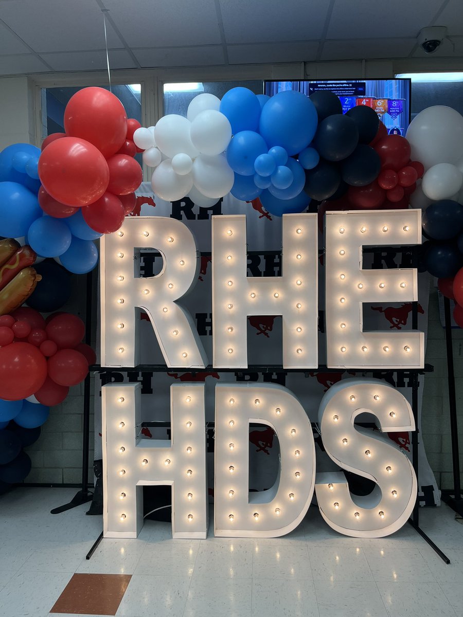 AngMZarate's tweet photo. @RHillsFWISD Hot Dog Supper Night is a hit! The RHE community has come together for an amazing fundraiser to support students. https://t.co/BdluCQ2Hmw