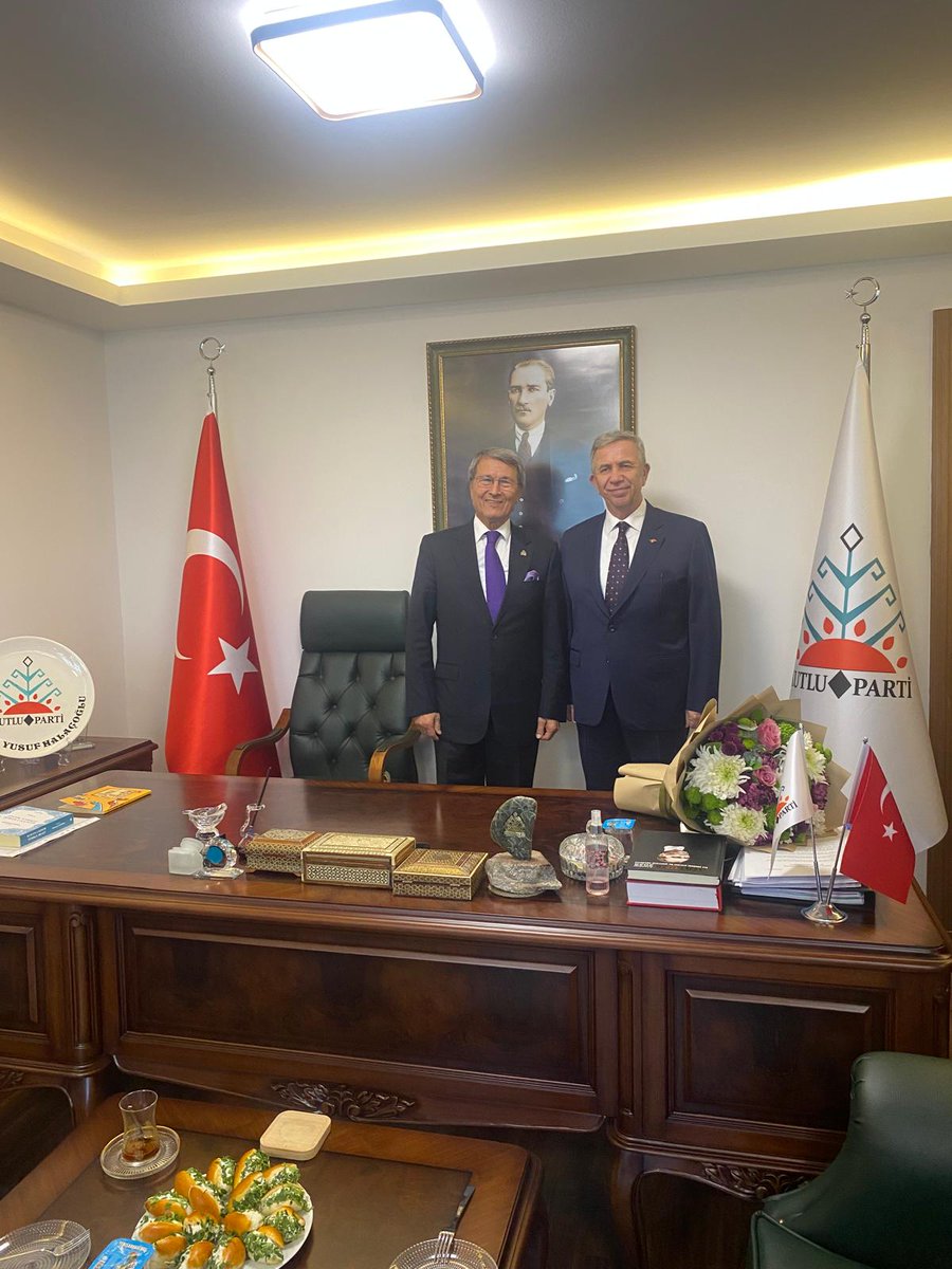 Kutlu parti İyi parti , Zafer partisi ve diğer ufak partilerin ortak adayı olarak Mansur Yavaş aday olmalıdır. Muhalefet 2 aday ile seçime girmelidir. Bir üst tura hangi muhalefet adayı çıkarsa ona oy verilmelidir…